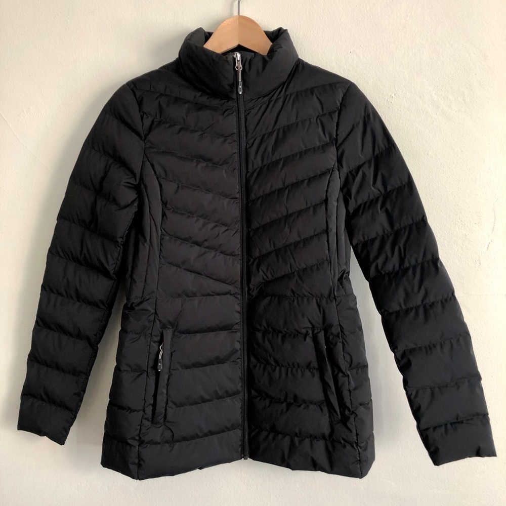 Black fitted puffer jacket
